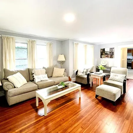 Centrally Located Oasis - 20 Houston House - Stamford
